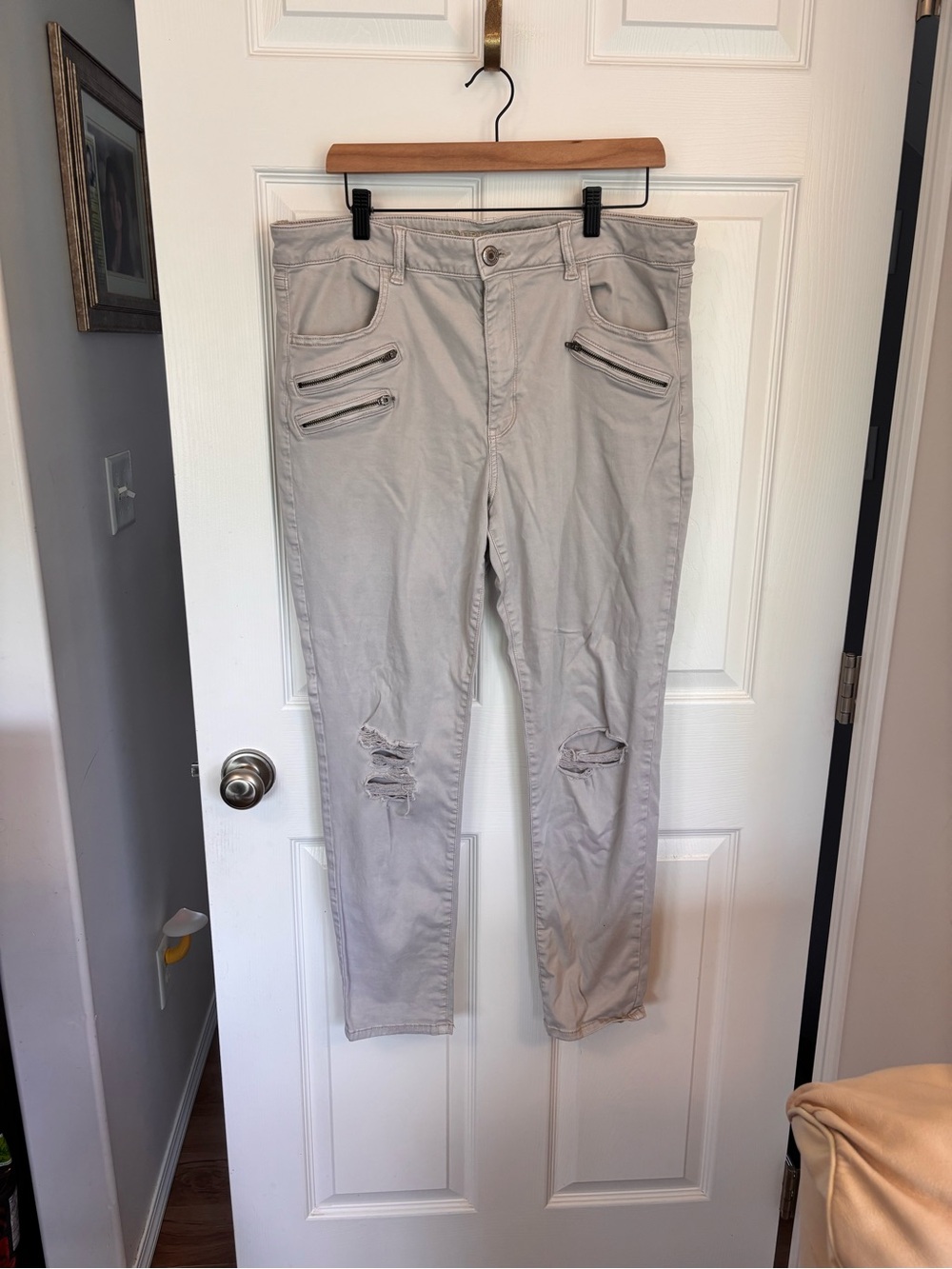 American Eagle Outfitters Light Gray Distressed pants with Zip Pockets US18